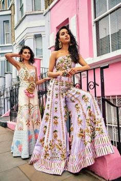 #ethnicfashion #traditionalwear #indianwear #indowestern #indian #india #usafashion #usa #paris #2023fashion #outfit #outfitinspo #outfitideas #trendy #trend #jeans #pullover #ethnic Jumpsuit Outfit Wedding, Gowns Dresses Indian, Shoulder Harness, Mehendi Outfits, Baby Queen, Indian Outfits Lehenga, Anita Dongre, Outfit Wedding, Bridal Jumpsuit