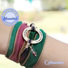 C'est votre dernière chance de vous procurer ce bracelet en acier et soie doté d'un anneau en acier avec l'inscription « Vis moyenne, je vise légendaire ». Ce bracelet inspirant est un excellent cadeau pour vous-même ou pour une personne spéciale dans votre vie et un excellent moyen de vous rappeler les choses importantes de la vie. La bague en acier inoxydable facile d'entretien mesure 35 mm (environ 1,4 pouce) de diamètre et est attachée à un ruban de soie qui mesure 38 pouces (environ 96,5 cm Silk Wrap Bracelets, Entrepreneur Gifts, Gemstone Stacking Ring, Hand Dyed Silk Ribbon, Buy Jewellery Online, Inspirational Bracelets, Dyed Silk, Hand Dyed Silk, Silk Wrap