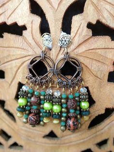 Pendientes Boho con piezas en tono bronce y verde  en  colgante color cobre envejecido, base mandala  de goldfield. Jewelry 2024, Green Mandala, Color Cobre, Earrings Handmade Dangle, Bronze Jewelry, Boho Green, Wedding Jewelry Earrings, Hippie Style, Wedding Earrings