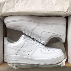 Brand New White Air Force Ones Tenis Air Force, White Air Force Ones, Обувь Air Jordan, Buty Marki Nike, Shoes For School, Air Force Shoes, Boty Nike, Nike Shoes Air Force, White Nike Shoes