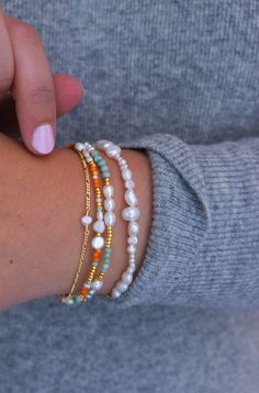 Armbånd i 14K forgyldt sterling sølv med ferskvandsperler og smukke sten 🍂🐚 Beachy Jewelry, Accesories Jewelry, Beaded Jewels