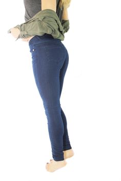 98% cotton 2% Spandex Non-stretch Denim Blue Bottoms For Everyday, Stretch Mid-rise Denim Jeans, Versatile Denim Blue Bottoms For Everyday, Versatile Stretch Denim Bottoms, Versatile Medium Wash Jeans, Stretch Washed Bottoms For Fall, Non-stretch Dark Wash Jeans For Everyday, Versatile Denim Blue Cotton Jeans, Washed High Rise Stretch Jeans