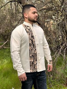 This Guayabera Shirt is a Traditional Mexican Shirt that never goes out of style. It is Stylish, Fresh and Comfortable. This Elegant Collared shirt is perfect for everyday use, Vacation and or any Special occasion. Cream/Beige Colored Long sleeve with Gold embroidery Stripe detail and on one of the cuffs. - Made in Mexico  - Elegant Shirt We are not responsible for Stolen, late or Lost packages due to mail carriers. Message us if you have any questions.  * More Guayaberas styles Avaible click links to view. https://www.etsy.com/CositasBonitasByAri/listing/1429673383/guayabera-men-long-sleeve-mexican-shirt?utm_source=Copy&utm_medium=ListingManager&utm_campaign=Share&utm_term=so.lmsm&share_time=1677962341769 https://www.etsy.com/CositasBonitasByAri/listing/1416914002/guayabera-men-long-sleev Traditional Long Sleeve Shirt For Eid, Traditional Long Sleeve Shirt For Festive Occasions, Traditional Long Sleeve Wedding Shirt, Traditional Fitted Shirt With Buttons, Traditional White Button-up Shirt, Mexican Wedding Party, Traditional Mexican Shirts, Mexican Shirt, Groom Wedding Attire