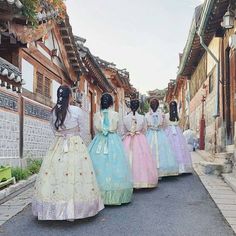 Hanbok Aesthetic, Mode Ulzzang, Korea Dress, Korean Traditional Dress, Korean Best Friends, Korean Hanbok, We Are A Team, Model Inspo, Kawaii Fashion Outfits