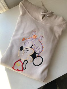 Disney Embroidery Designs, Disney Trip Outfits, Embroider Ideas, Matching Disney Shirts, Cute Disney Outfits, Disney Embroidery, Disneyland Outfits, Disney Sweatshirts, Trip Outfits