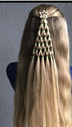 Make the rubber bands yellow and it could be a shooting star Bohemian Crochet Hair, Christmas Hairstyles, Christmas Style, Penteado Cabelo Curto, Holiday Hairstyles, Christmas Hair, Long Blonde, Crazy Hair Days, Crazy Hair