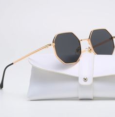 Introducing our Brand Designer Square Sunglasses for women, a perfect combination of vintage and modern style. These sunglasses are a statement accessory that will instantly add a touch of luxury and elegance to any outfit. With a small frame and polygon shape, they provide a unique and edgy look that will make you stand out in a crowd. The lenses offer 100% UV protection, ensuring that your eyes are protected from harmful sun rays while also providing crystal-clear vision. The frames are made w Vintage Lenses, Luxury Branding Design, Sunglasses Women Vintage, نظارات شمسية, Metal Sunglasses, Luxury Sunglasses, Selling Products, Retro Sunglasses, Sunglass Lenses