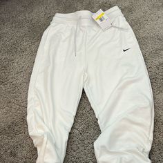 Brand New Nike White Joggers, White Joggers For Training, Nike White Joggers For Spring, Nike White Pants For Spring, Nike White Sweatpants For Spring, White Nike Sweatpants With Pockets, Nike White Sporty Joggers, Nike White Sweatpants With Pockets, Sporty Nike Joggers With Moisture-wicking