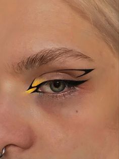 Artsy Eyeliner, Unique Eyeliner, Artsy Makeup Look, Creative Eyeliner