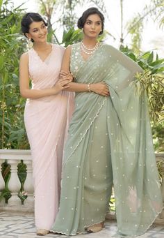 Chiffon Saree For Farewell, Birthday Saree Look, Customised Saree Designs, Pastel Sarees For Wedding, Pestal Colour Sarees, Graduation Saree Outfit Ideas, Light Colour Saree, Graduation Day Saree Ideas, Simple Lehenga Designs Unique