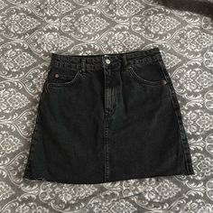 Size 6 Topshop Black Denim Skirt. New Without Tags Black Mid-rise Mini Skirt, High Rise Black Denim Mini Skirt, Casual Black Denim Mini Skirt, Casual Black High Rise Denim Skirt, Edgy Black Denim Skirt, Black Mid-rise Cotton Denim Skirt, Trendy Black Mid-rise Denim Skirt, Trendy Mid-rise Black Denim Skirt, Mid-rise Black Cotton Denim Skirt