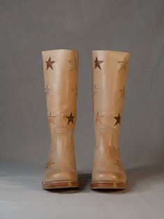 Star Boots in Tan - Etsy Unique Boots, Western Vibes, Star Boots, Bohemian Soul, Leather Cuts, Shoe Inspo, Western Cowgirl, Cowboy Western, 70s Vintage