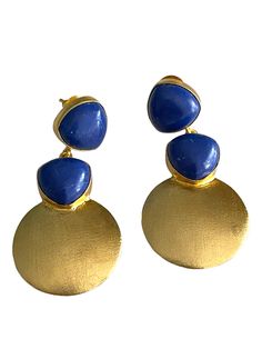 Our love for statement earrings manifests itself in this pair. Sona, meaning gold and wisdom are set in gold casings. Suspended from this design is a meticulously crafted unit of Lapis lazuli stones and gold. Crafted in a pendant form, these earrings easily transition from day to night. The beautiful Lapis lazuli add a touch of sophistication to the design. Modern Gold Cabochon Earrings, Gold Cabochon Brass Earrings, Gold Lapis Lazuli Cabochon Jewelry, Gold Lapis Lazuli Jewelry With Cabochon, Gold Brass Cabochon Earrings, Gold Brass Earrings With Cabochon Detail, Blue Polished Drop Earrings, Blue Drop Earrings With Polished Finish, Elegant Gold Lapis Lazuli Earrings