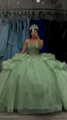 #15anos #instagram #xv Quinceanera Dresses Color Ideas, Dark Green Xv Dresses, Sweet 16 Green Dress, 15 Green Dresses, Enchanted Dress Theme, Sweet 16 Dress Green, Princess Tiana Dress Prom, Green Xv Dresses, Sage Quinceanera Dress