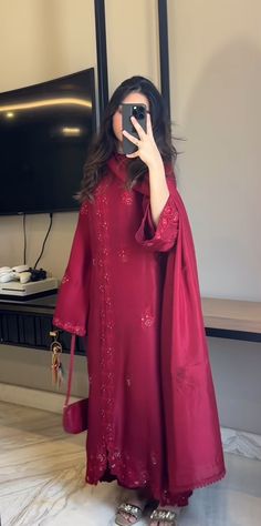 Simple Desi Wedding Outfit, Simple Pakistani Dresses Shalwar Kameez Beautiful, Pakistani Red Suit, Hindi Outfit, Desi Clothes Aesthetic, Pakistan Suits, Red Pakistani Suit, Eid Shalwar Kameez, Monochromatic Dress