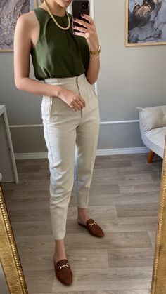 Red Top Green Pants Outfit, Dress For Healthy Women, Outfit Sport Elegante Mujer, Outfits Sport Elegante Mujer, Look Office, Casual Work Outfits Women, Business Casual Outfits For Work, Elegante Casual, Classy Work Outfits