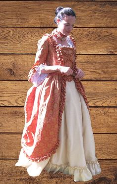 English dress rolled up in polonaise, late 18th century.  Size 40/42 french sizes (between 92 and 95 cm in chest circumference and around 70/72 in waist circumference) for a person 1.65 m to 1.70 m. Skirt length middle front under belt = 106 cm.  The bodice of the dress is stapled to the stomach piece by 4 staples on each side. Just shift the staples to adjust the bust. It's a complete outfit made up of:  - a white cotton voile shirt, with a neckline edged with Calais lace  - an ecru damask cott Historical Baroque Style Dress, Vintage Victorian Dress With Baroque Style, Spring Victorian Dress With Historical Design For Costume, Spring Victorian Dress Historical Design For Costume, Spring Victorian Dress Costume With Historical Design, Spring Victorian Costume Dress With Historical Design, Vintage Baroque Dress With Historical Design, Spring Regency Style Victorian Dress Costume, Spring Victorian Vintage Dress For Fancy Dress Events