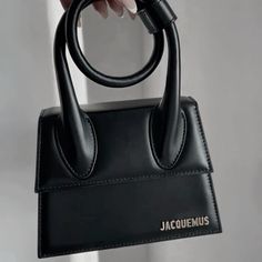 Jacquemus Bag, Bag Obsession, Favorite Handbags, Fancy Bags, Pretty Bags, Celine Luggage Bag, Givency Antigona Bag, Cute Bags, Black Bag