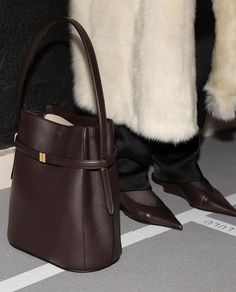 Brown Heels, Looks Chic, Suitcases, Nylon Bag, Fashion Outfit, Tote Backpack