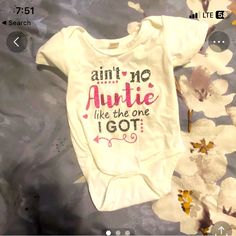 Adorable Onesie Reads “Ain’t No Auntie Like The One I Got”. New Without Tags Baby Girls Size 60 (3-6 Months). Casual White Onesie For First Birthday, Cute Onesie With Name Print For Playtime, Casual Fitted Onesie For First Birthday, Baseball Onesie, Auntie Baby, Baby Girl Onesies, Baby Shirts, Onesies, Baby Onesies