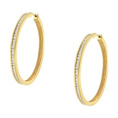 Te enamorarás de estos atrevidos aretes de aro circulares. Imprescindibles para cualquier colección de joyería seria, estos aretes de oro amarillo de 14 quilates cuentan con un peso total de diamantes de 1,0 quilates con 66 piedras individuales. La cara de los aros está forrada con pequeños diamantes redondos de talla brillante engastados en canales. Los aros tienen cierres con bisagras. ¡Estos atrevidos aretes de aro redondos son un gran regalo para cualquier ocasión especial! Ya sea que se usen para lucir glamuroso durante el día o para brillar por la noche, estos aretes son maravillosamente versátiles. Dale un regalo que complementará perfectamente su conjunto favorito. Yellow Gold Channel Set Hoop Earrings, Yellow Gold Channel Set Round Hoop Earrings, Yellow Gold Hoop Diamond Earrings Channel Set, Yellow Gold Diamond Hoop Earrings Channel Set, Yellow Gold Channel Set Hoop Diamond Earrings, Gold Diamond Hoop Earrings, Jewelry Essentials, Diamond Hoop Earrings, Channel Set