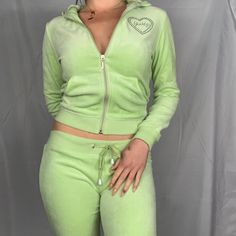 2000s Winter Fashion, Surprise Dance Outfits, Rock Y2k, Y2k Outfits Aesthetic, Y2k Tracksuit, Juicy Couture Tracksuit, Casual Couture, Velour Tracksuit, Style Essentials