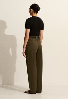 Our coveted Utility Trouser is a high-rise pant that features a slightly curved leg. Made in an organic cotton-blend twill, it has applied pocket details on the front and back, finished with top-stiched details. Wear with our Relaxed Shirt and a sandal for easy, tailored elegance. Utility Pants Outfit, Outfit Elegantes, Olive Fashion, Olive Pants, Stylish Work Attire, Utility Pants, High Rise Pants, Pocket Pants, Dressy Casual