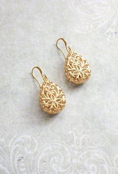 These are beautiful matte gold filigree teardrop earrings. The gold over brass filigree pear drop is available in a long and short lengths. These beautifully detailed earrings are three dimensional designs and light shines through, highlighting the lacy details. LENGTH Pear Drop Measures approx .75" x 1" (18mm x 26mm) ? Short Style Total Earring Length approx. 1.5" (38mm). ? Long Style Total Earring Length approx. 2.5" (65mm). Gold Earing, Boho Wedding Jewelry, Simple Gold Earrings, Brass Filigree, Wedding Bridesmaid Jewelry, Filigree Jewelry, Jewelry Bridesmaid, Bridesmaid Accessories, Filigree Earrings