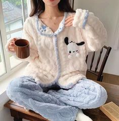 Cozy Long Sleeve Sleep Sets, White Long Sleeve Sleepover Set, Cozy Winter Home Sets, Cozy Long Sleeve Loungewear Sets, White Long Sleeve Sleepwear For Pajama Party, White Loungewear Sets For Winter, White Winter Loungewear Sets, Cozy Long Sleeve Lounging Sets, Winter Long Sleeve Loungewear