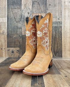 Estas son las botas de cuero hechas a mano de mejor calidad de León, México. Todas nuestras botas cowboy están hechas con el mejor cuero y tienen una suela exterior súper cómoda. Perfecto para ocasiones especiales y uso diario. Funciones: -Color: Marrón rústico -Dedo del pie: Presenta un dedo cuadrado -Forro de cuero genuino -Plantilla de cuero genuino -Suela exterior de cuero genuino POLÍTICAS DE ENVÍO Su pedido será procesado y enviado en 2 - 4 días hábiles. POLÍTICAS DE DEVOLUCIÓN Solo acepta Western Hand Tooled Boots For Festivals, Brown Embroidered Western Boots, Leather Bohemian Boots For Rodeo, Western Boots With Leather Sole For Festival, Southwestern Style Brown Festival Boots, Brown Southwestern Style Festival Boots, Bohemian Leather Boots For Rodeo, Hand Tooled Western Boots For Festival, Western Style Boots With Leather Sole For Festivals