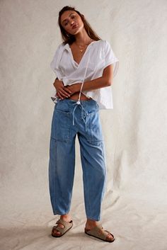 We The Free Silverton Puddle Barrel Jeans Barrel Jeans Outfit Spring, Drawstring Jeans Outfit, Wide Leg Jeans For Short Women, Free People Inspired Outfits, Adulting Outfits, Barrel Jeans Outfit, Free People Outfits, Casual Jeans Outfit Summer, White Flowy Shirt