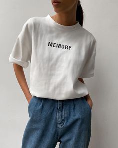 Oversized Outfit Women, Minimalist Ootd, Minimalist T Shirt, Minimal Shirt Design, Tshirt Aesthetic, Aesthetic Old Money, T-shirt Photography, Oversize Outfit