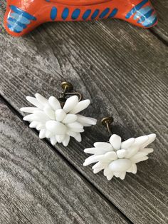 "Beautiful Vintage WESTERN GERMANY Celluloid White Daisy Flower Screw Back EARRINGS A beautiful vintage pair of earrings. With cool flexible petals . They measure approximately 1 1/2\" in diameter. They are in excellent vintage condition and will arrrive gifted nicely 🎀 Perfect for any ear- pierced or not. I don't have pierced ears and I cannot tell you how many gifts I have received of pierced earrings over the years ...vintage clips & screw backs are a pretty thoughtful solution if you ar Vintage White Flower Drop Earrings, Vintage Flower Charm Dangle Earrings, Vintage Flower-shaped Clip-on Earrings, Vintage Flower Shaped Clip-on Earrings, Vintage Drop Earrings With Flower Charm, Vintage Clip-on Flower Earrings, Vintage Dangle Earrings With Flower Charm, Handmade Vintage White Clip-on Earrings, Retro White Flower Jewelry