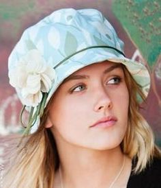 A modern twist on a carefree classic. Cappello Cloche, Cloche Hat Pattern, Hat Sewing, Heather Bailey, Sewing Hats, Sewing Crochet, Start Sewing, Boho Twists, Flapper Hat