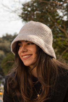 Cappello uncinetto donna vari colori Cappello pescatore Beige Casual Winter Crochet Bucket Hat, Winter Bucket Hat In Cotton Yarn, Beige Crochet Bucket Hat For Winter, Cappello Cloche, Crochet Women, Women Hat, Fisherman Hat, Crochet Wool