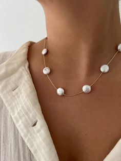 Layered Necklaces Outfit, Pearl And Gold Necklace, Necklace Outfit, Jewelry Photography, Ring Bracelet, Layered Necklaces, Jewelry Care, Pearl Necklace, Choker Necklace