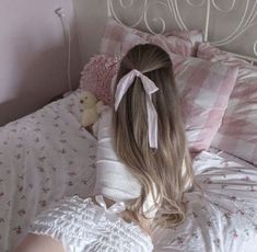 Hyper Feminine Aesthetic, Hyper Feminine, Pink Girl, Aesthetic Anime, Bed, Books, Anime