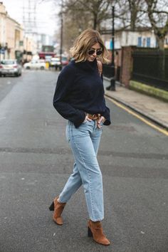 Emma Hill Style, Round Ray Ban Sunglasses, Emma Hill, Jeans Outfit Winter, Tan Belt, Booties Outfit, Mode Inspiration