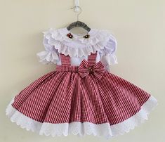 Este dulce vestido inspirado en la granja es perfecto para cualquier ocasión especial. Incluye: puedes seleccionar solo el vestido o vestido y accesorios Hecho a mano a pedido. ¡No hay dos artículos exactamente iguales! Todos mis artículos están hechos con telas de calidad y acabados profesionales. Viscoso: Asegúrese de revisar la imagen de la tabla de medición en cada producto. Por lo general, es la última imagen en la lista de productos. ¿No está seguro de qué talla pedir? ¿Quieres que tenga u Cute White Easter Outfit Set, Cute White Easter Sets, Princess Style White Sets For First Birthday, White Princess Sets For First Birthday, White Princess Style First Birthday Set, White Ruffled Sets For Birthday, White Ruffled Birthday Set, White Ruffled Set For Birthday, Cute Fitted Easter Sets