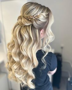 Formal Hairstyles With Extensions, Wedding Bridal Hair Half Up Half Down, Half Up Half Down Bride Hair, Elegant Half Up Half Down Hairstyles, Wavy Wedding Hair