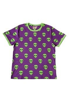 Introducing the Moromini Men's T-Shirt - a nod to the iconic style of the 90s and the enigmatic world of alien series like X-Files. Made from 100% organic cotton, this t-shirt not only embraces retro vibes but also allows you to match your kids' outfits in a playful and stylish way. Drawing inspiration from the 90s and the captivating alien series of that era, this t-shirt combines nostalgia with a contemporary twist. It's a subtle homage to the X-Files and other extraterrestrial adventures that Retro Purple T-shirt With Graphic Print, Casual Purple T-shirt With Cartoon Print, Retro Fitted Green T-shirt, Casual Purple Tops With All Over Print, Casual Purple Top With All Over Print, Green T-shirt For Streetwear, Retro Purple Crew Neck Top, Purple Retro Tops With Graphic Print, Retro Purple Tops With Graphic Print