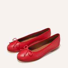 Everyday Flats With Leather Lining, Chic Leather Flats With Red Sole, Classic Flats For Galas, Casual Flat Heel Leather Shoes For Galas, Casual Leather Shoes With Flat Heel For Galas, French Girl Chic, Unique Fits, Ballet Beautiful, French Girls