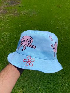 Bucket Hat Ideas, Rave Hats, Dope Hats, Festival Outfits Rave, Festival Hat, Hat Accessories, Rave Outfit, Trendy Tote Bags, Hat Ideas