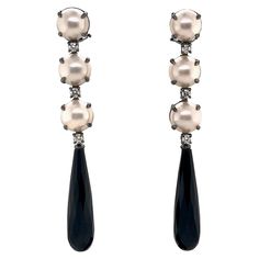 At the top of these earrings are three magnificent South Sea pearls, mabe pearls that evoke the mysteries and purity of the ocean. Their natural brilliance and generous size add a touch of grace and sophistication to this unique piece. Accentuating the splendour of the pearls, three exquisite diamonds totalling 0.420 carats are carefully set between the pearls to create a subtle and enchanting sparkle. These diamonds, of G colour and VS clarity, reflect the light dazzlingly, adding a touch of refined glamour to these earrings. The natural agate stone suspended from the centre of each earring adds a note of colour and contrast, creating a harmonious balance between classic elegance and uniqueness. Each agate is carefully selected for its exceptional beauty and quality, adding an artistic an Double Stud Earrings, Chandelier Earring, Pink Sapphire Earrings, Pave Diamond Earrings, Sapphire And Diamond Earrings, Black Pearl Necklace, Platinum Earrings, Mabe Pearl, Hammered Earrings