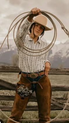 Senior Picture Ideas Cowgirl, Cowgirl Poses, Western Poses, Western Fashion Photoshoot, Senior Horse Photography, Cowgirl Senior Pictures, Western Family Photos, Cowgirl Lifestyle, Horse Photoshoot Ideas