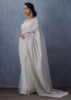 White Saree Wedding, Saree White, White Sari, Latest Blouses, Off White Saree, Bengali Saree, Pakistani Traditional, Saree Women, Butterfly Net