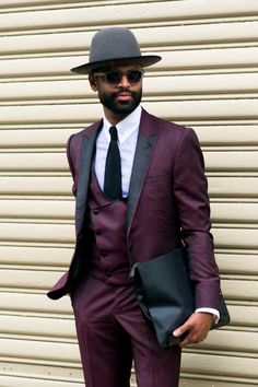 A showgoer in a burgundy suit accessorized with a clutch and wide-brimmed hat. (Photo: Marcy Swingle for The New York Times) Men Suit Casual, Terno Slim Fit, Groom Tuxedo, Wedding Suits Groom, Burgundy Suit, Mens Blazer Jacket, Vest And Tie, Party Suits, Groomsmen Suits