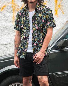 Preppy Boys, Hipster Looks, Shirt Outfit Men, Mens Trendy Outfits, Hipster Mens Fashion, Beach Wear Men, Hawaiian Outfit, Rayon Shirt, Androgynous Fashion