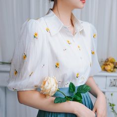 藤黄の花の刺繍ブラウス Casual Blouse With Floral Embroidery Collar, Feminine Floral Embroidered Blouse With Collar, Feminine Puff Sleeve Blouse With Floral Embroidery, Feminine Floral Embroidery Blouse For Daywear, Feminine Fitted Embroidered Top With Short Sleeves, Floral Embroidered Blouse With Collar, Feminine Blouse With Floral Embroidery For Daywear, Spring Embroidered Short Sleeve Fitted Top, Elegant Embroidered Summer Shirt