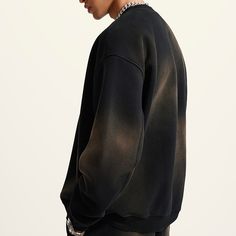 This loose-fit garment is ideal for autumn and winter. It features a cotton-polyester blend with stone wash, long sleeves, and a drop shoulder design. The round neck (O-neck) and slightly stretchy, Thick fabric ensure comfort and durability, making it perfect for casual, streetwear looks. Fabric: 42% Cotton, 53% Polyester, 5% Other Fibers Weight: 11.1 oz/yd² (440GSM) Elasticity: Slight Stretch Thickness: Thick Care Instructions: To maintain the quality of this garment, handwash or machine wash a Drop Shoulder Sweatshirt, Dropped Shoulder Sweatshirt, Thick Fabric, Tee Outfit, Casual Streetwear, Shoulder Design, Zipper Hoodie, Autumn And Winter, Beanie Hats